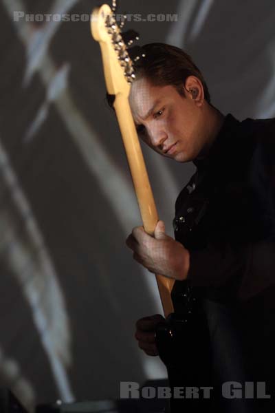 THE XX - 2012-12-18 - PARIS - CentQuatre - Nef Curial - Oliver Sim